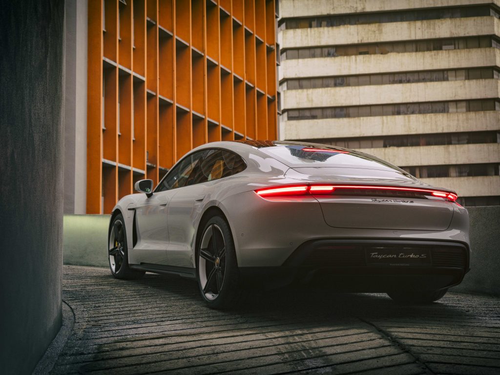 Paradigma Keunggulan Kompetitif dan Analisis Keunggulan Jenama Mewah Porsche Berbanding Pesaing di Pasar Mobil Sport Dunia