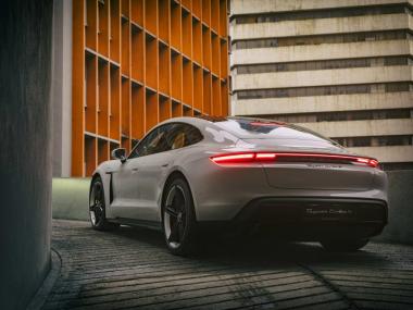 Paradigma Keunggulan Kompetitif dan Analisis Keunggulan Jenama Mewah Porsche Berbanding Pesaing di Pasar Mobil Sport Dunia