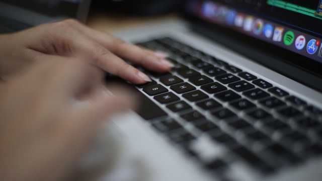 Teknik Buzzer Politik: Mempengaruhi Pemilih Muda Melalui Konten Viral