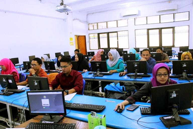 Bukan Sekadar Teori: Praktik Kerja Nyata yang Bikin Kamu Siap Kerja